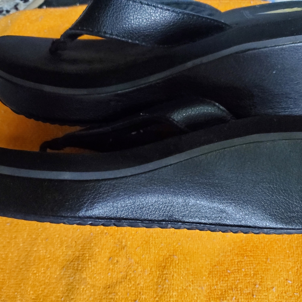 Blacke leather VOLATILE wedge flops EUC size 8